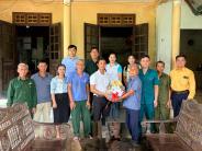 Bí thư Đảng ủy xã Nghĩa Lâm Phan Văn Hiển thăm, tặng quà gia đình chính sách nhân dịp 27/7